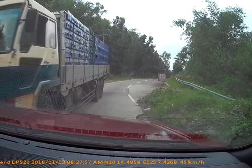 Xe tải phóng nhanh trong đường hẹp và va chạm với xe con