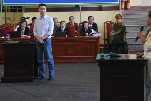 Phan Sào Nam bật khóc trước tòa khi nhắc đến vợ con