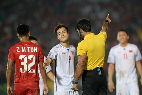 Văn Toàn ăn mừng hụt bàn thắng vào lưới tuyển Myanmar