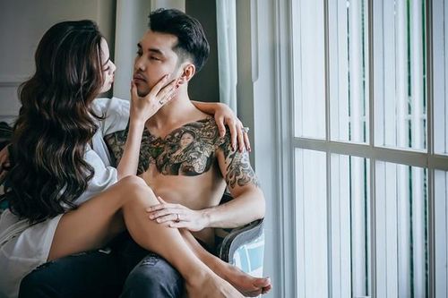 Ưng Hoàng Phúc bán nude khoe 6 múi, hình xăm 'khủng' trong ảnh cưới