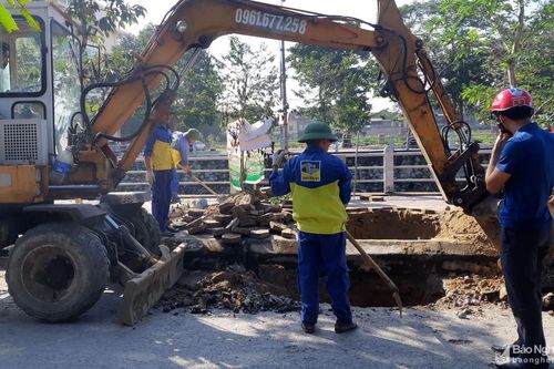 TP. Vinh xử lý hố sâu trên đường Phùng Chí Kiên