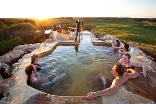 Nghỉ dưỡng kết hợp điều dưỡng với hệ thống tắm khoáng Onsen ở Cát Bà