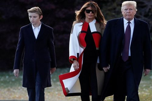 Cậu út nhà Trump bảnh bao cùng gia đình tới Mar-a-Lago dịp lễ Tạ ơn