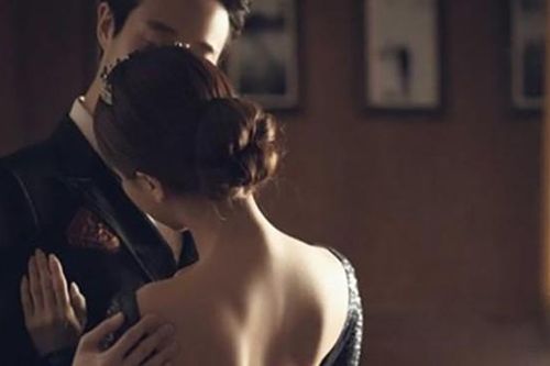 Theo chân chồng đi tập thể dục đêm và sự thật bàng hoàng