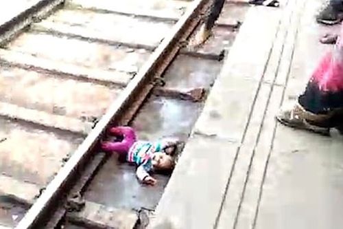 Nằm dưới đường ray khi tàu chạy qua, bé 1 tuổi sống sót thần kỳ