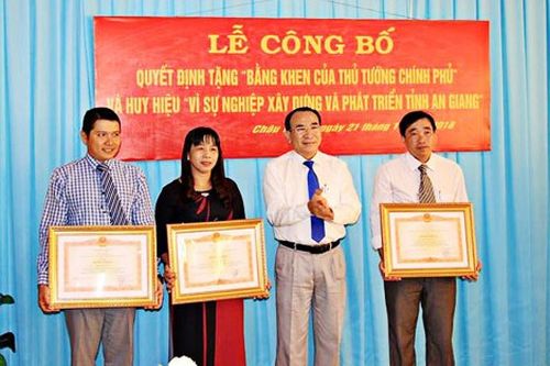 Khen thưởng các cá nhân có nhiều đóng góp
