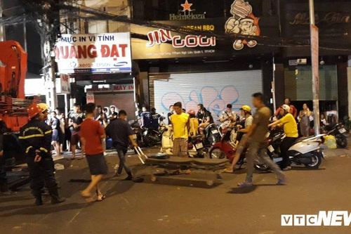 Sập giàn giáo ở trung tâm TP.HCM, 2 người thương vong
