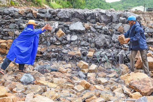 Người dân Nha Trang 'căng mình' chống bão số 9