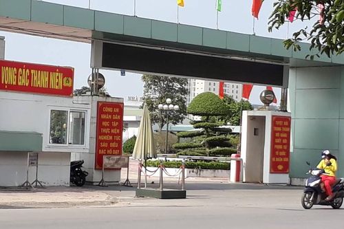 Cô gái bị nhóm côn đồ xông vào tận đồn công an hành hung