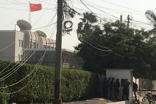 Tấn công Lãnh sự quán Trung Quốc tại Pakistan, 2 cảnh sát thiệt mạng
