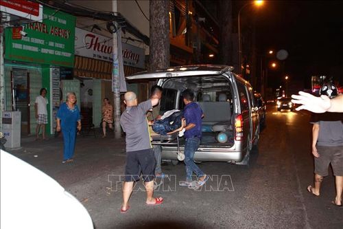 Mái nhà đổ sập xuống giàn giáo, hai người thương vong