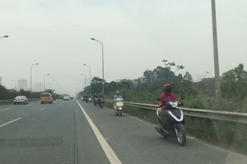 Hàng loạt xe máy chạy ngược chiều trên cao tốc 100 km/h
