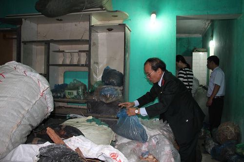 Phát hiện 3 kho chứa hàng tấn dược liệu đông y bốc mùi hôi