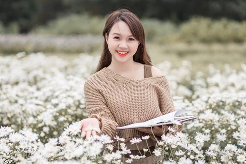 'Soi' nhan sắc thật của nữ sinh Tuyên Quang hóa thân thành 'em gái quê' trong bộ ảnh cúc họa mi gây sốt MXH
