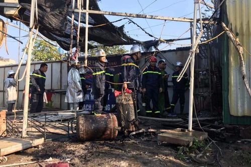 Hà Nội: Lán trại tạm bốc cháy giữa lòng thủ đô