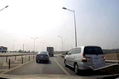 Ôtô đi lùi trên cao tốc Hà Nội - Thái Nguyên