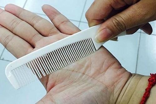 10 bệnh nguy hiểm giảm hẳn khi dùng lược chải vào lòng bàn tay