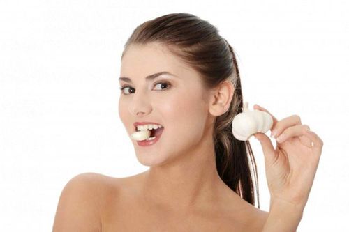 6 công dụng tuyệt vời của tỏi khi ăn sống