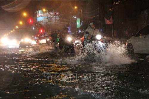 Bão số 9: Người dân TP Hồ Chí Minh bì bõm tát nước giữa đêm, nhiều nơi vẫn ngập sâu
