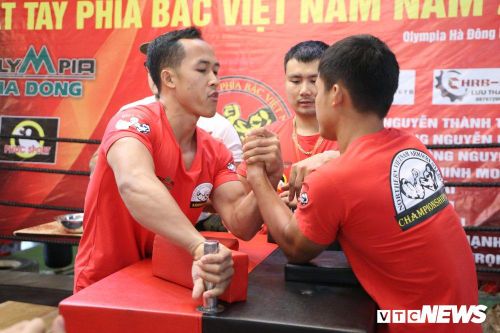 Hàng trăm trai tráng thi vật tay tranh búa đồng nặng 4 kg ở Hà Nội
