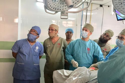 Bệnh viện Nội tiết Trung ương chuyển giao kỹ thuật và mổ thị phạm tại Bangladesh