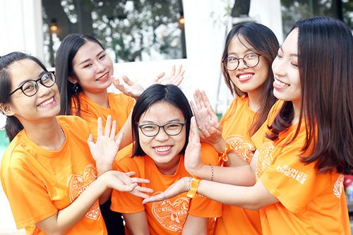 Ca sĩ Hoàng Bách cùng hàng ngàn sinh viên Hà Nội nhảy vì sự tử tế