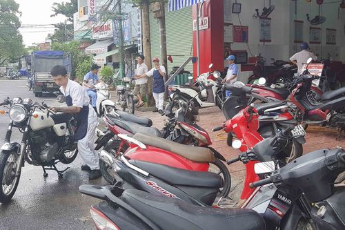 Sửa xe máy miễn phí cho người dân vùng lũ