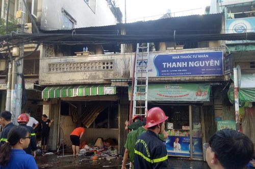 Cháy 2 căn nhà, một người nhập viện