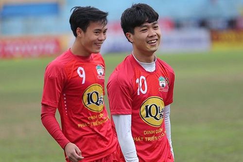 Triệu fan nữ 'tan chảy' với bản tình ca '10 năm yêu nhau' của Công Phượng - Văn Toàn