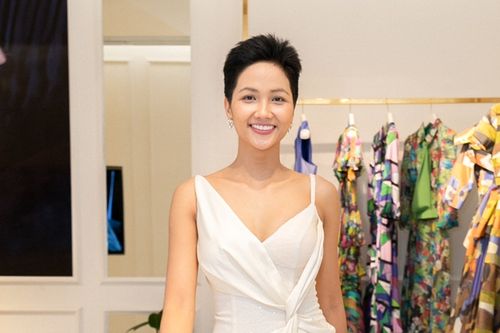 Góc thắc mắc: Đi thi Miss Universe chỉ 15 ngày, H'Hen Niê sẽ mặc sao cho hết 70 bộ trang phục mang theo?