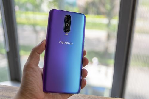 Trên tay OPPO R17 Pro vừa ra mắt: Mặt lưng chuyển sắc siêu đẹp, mới nhìn là thích mê mệt!