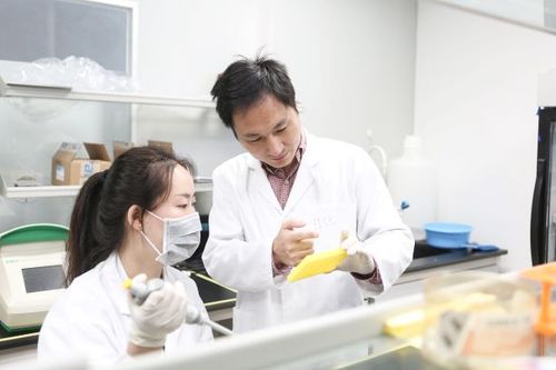 Tiết lộ bất ngờ về 'thiên tài điên' Trung Quốc gây chấn động thế giới với cặp song sinh biến đổi gen