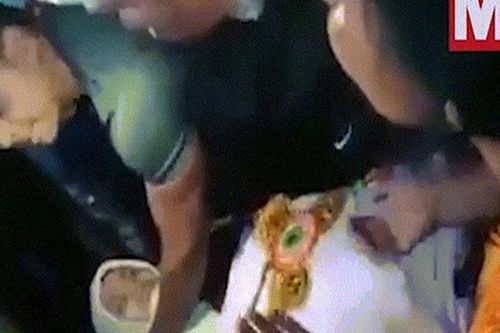 Ngay tại lễ tang, chàng trai cưới bạn gái đã chết làm vợ