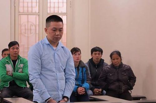 Tài xế taxi hất cảnh sát lên nắp capo lĩnh 10 năm tù