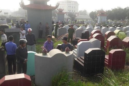 Cả làng bức xúc vì hàng trăm ngôi mộ bị đập phá trong đêm