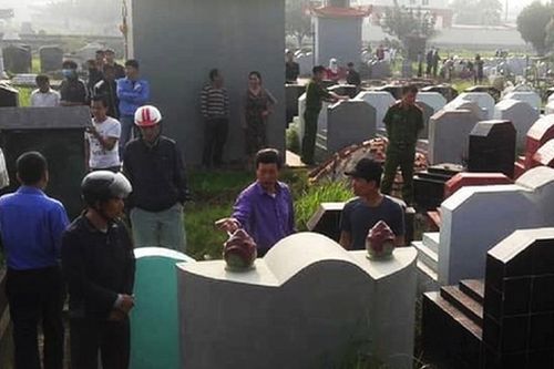 Phát hoảng khi gần 100 ngôi mộ bị đập vỡ bát hương trong đêm