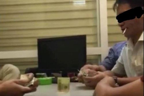 Vụ cán bộ đánh bạc tại cơ quan: Vì sao nơi sa thải, nơi khiển trách?