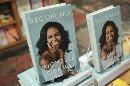 Hồi ký của bà Michelle Obama trở thành sách bán chạy nhất năm 2018