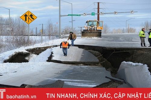 Nhà cửa hư hỏng, đường sá gãy nứt sau động đất ở Alaska (Mỹ)