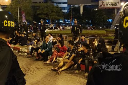 Hàng trăm cảnh sát bao vây nhóm thanh niên tụ tập trà đá giữa ngã tư Hà Nội