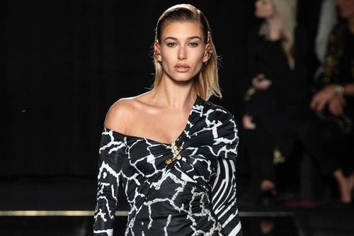 Hailey Baldwin lần đầu trở lại sàn diễn sau khi cưới Justin Bieber