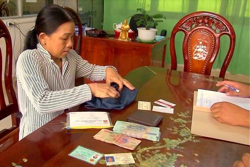 Người phụ nữ nhặt ve chai giao nộp hơn 84 triệu đồng của rơi cho công an