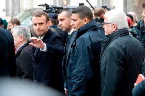 Macron xoa dịu biểu tình ở Paris
