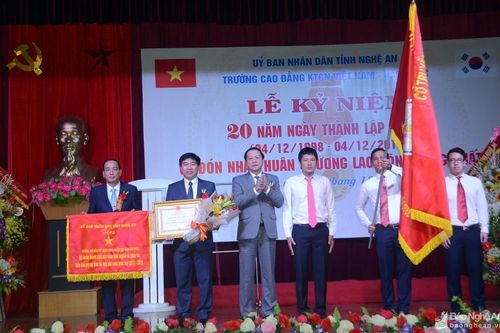 Trường Cao đẳng KTCN Việt Nam - Hàn Quốc đón nhận Huân chương Lao động hạng Nhất