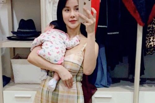 Diệp Lâm Anh khoe khoảnh khắc chăm con giản dị như bao bà mẹ khác, tiết lộ thêm cả 'tật xấu' của con gái Boorin