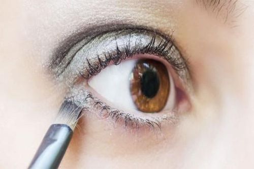 Mẹo sử dụng bút kẻ mắt trắng để mắt đẹp hơn