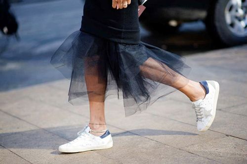 Sneaker trắng: Món đồ ai cũng có nhưng không phải ai cũng biết cách mix match chuẩn đẹp