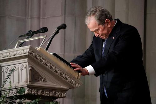 Video, Ảnh: Cựu Tổng thống George W. Bush khóc nghẹn trong tang lễ của cha