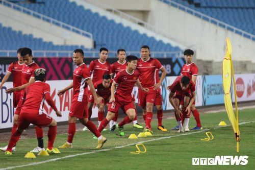 Thái Lan mất vé chung kết đau đớn, tuyển Việt Nam phải học cách tôn trọng 'kẻ cùng đường' Philippines