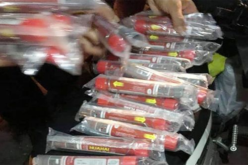 Hà Nội: Tạm giữ đôi nam nữ mang pháo sáng đi 'bão đêm'